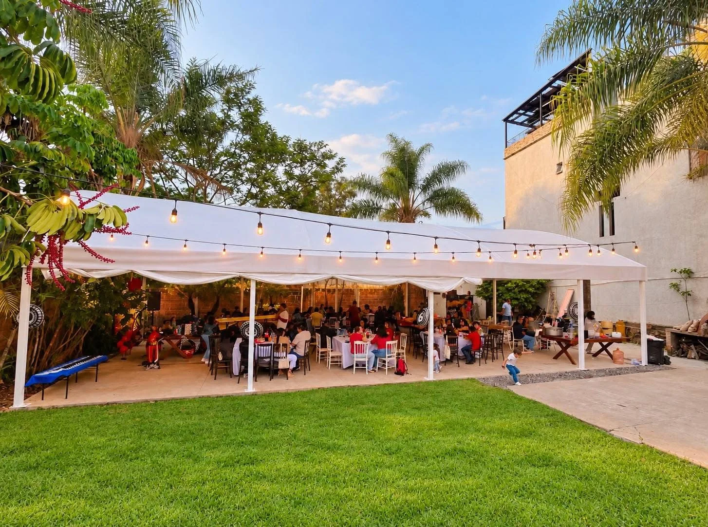Jardín Los Olivos con invitados bajo carpa
